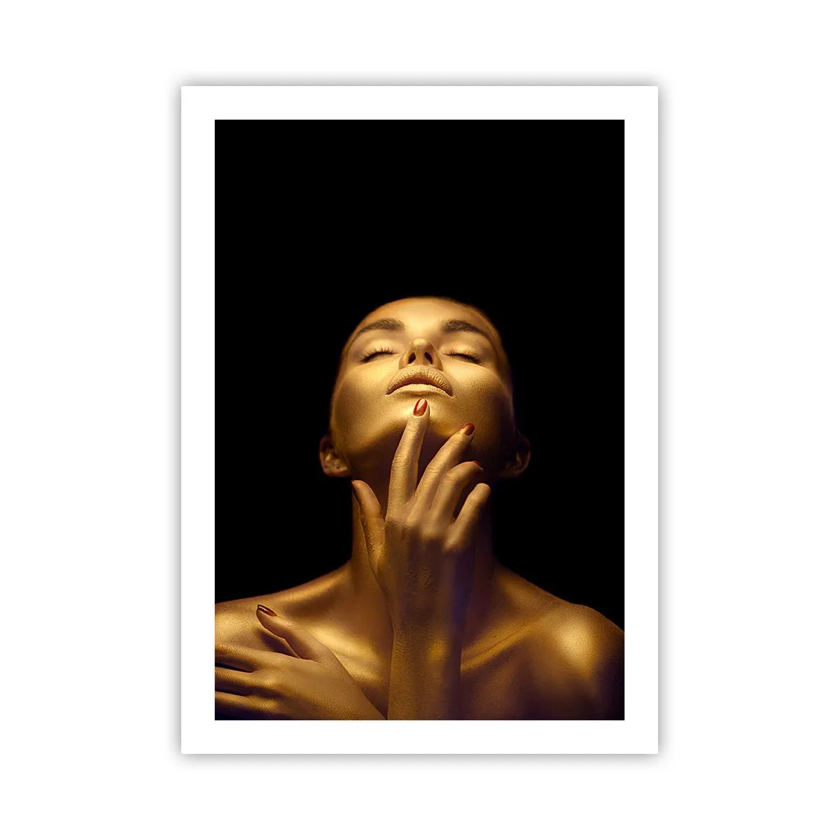 Poster - Eine goldene Figur auf schwarzem Hintergrund in eleganter Pose - 50x70cm - Wie goldene Seide - Moderne Wanddekoration für Wohnzimmer und Schlafzimmer ARTTOR
