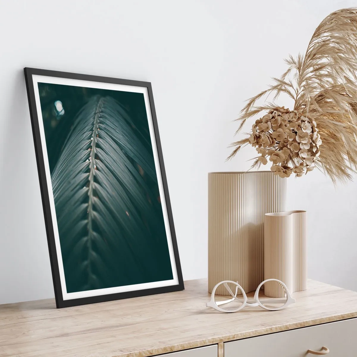 Poster in einem schwarzem Rahmen - Ein Palmblatt in dunklem Ton mit sanfter Beleuchtung - 50x70cm - Die Präzision der Natur - Moderne Wanddekoration für Wohnzimmer und Schlafzimmer ARTTOR