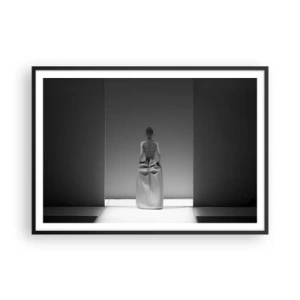 Poster in einem schwarzem Rahmen - Ein Schwarzweißgemälde mit einer minimalistischen Szene einer Frau in einem geometrischen Raum. - 100x70cm - Raffinierte Einfachheit - Moderne Wanddekoration für Wohnzimmer und Schlafzimmer ARTTOR