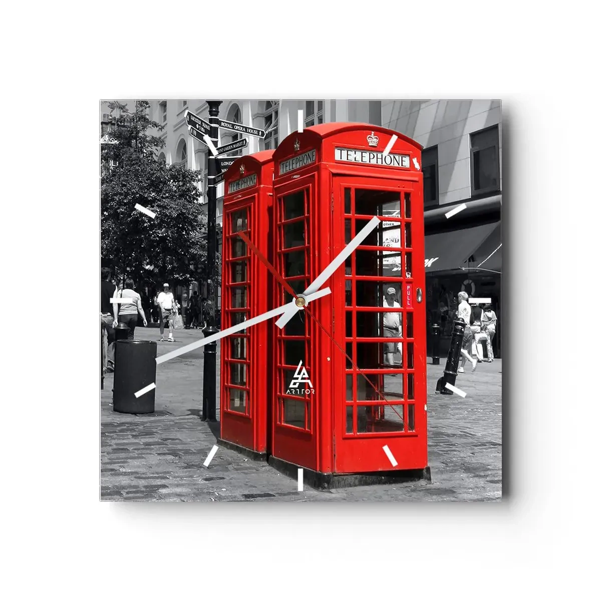 Wanduhr - Glasuhr - Rote Telefonzellen vor einer schwarz-weißen Stadtkulisse. - 30x30cm - Rote Telefonzellen - Moderne Wanddekoration für Wohnzimmer und Schlafzimmer ARTTOR