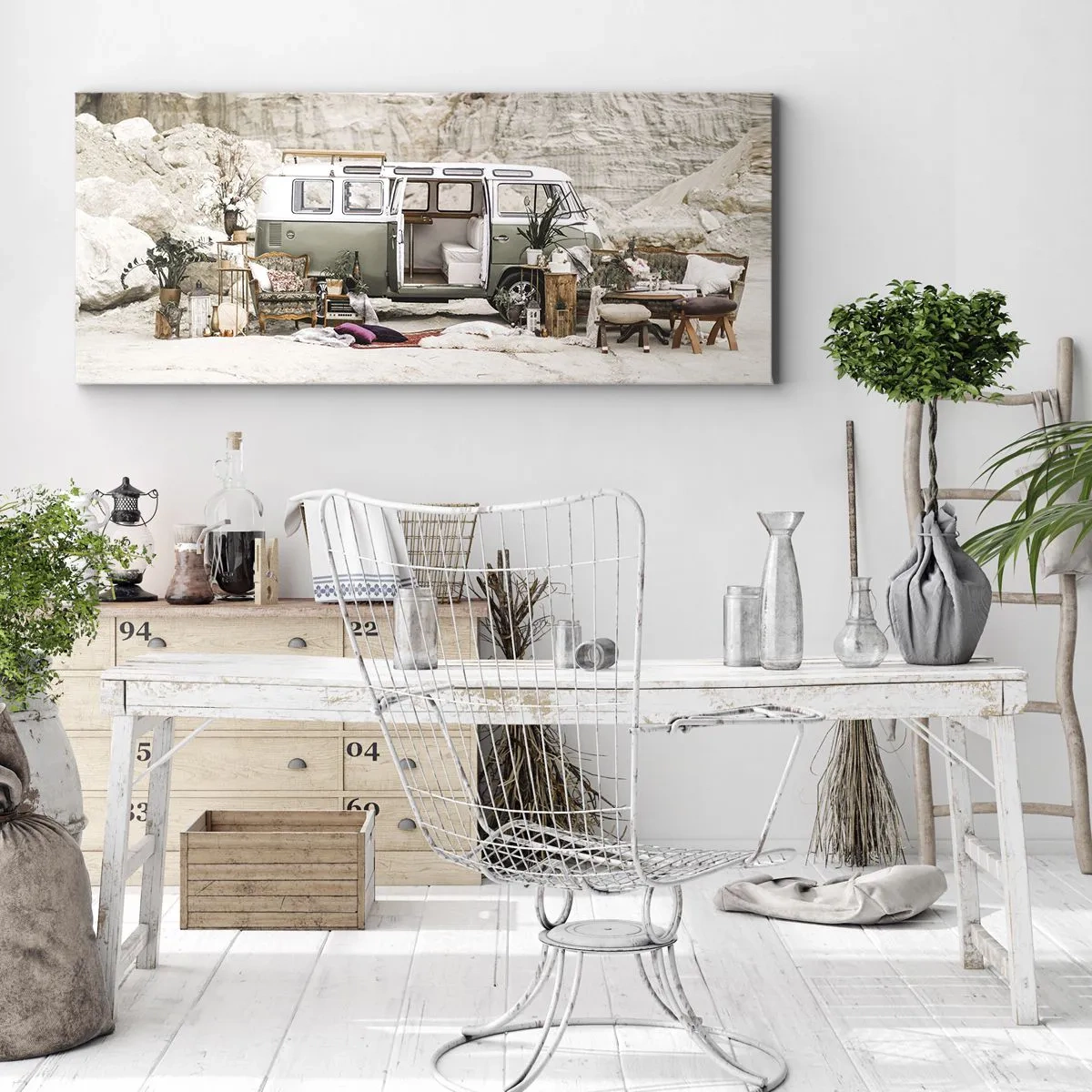 Bild auf Leinwand - Leinwandbild - Ein Retro-Camper im Boho-Design vor einer felsigen Landschaft. - 160x50cm - Es ist die Zeit, die Reise zu beginnen - Moderne Wanddekoration für Wohnzimmer und Schlafzimmer ARTTOR