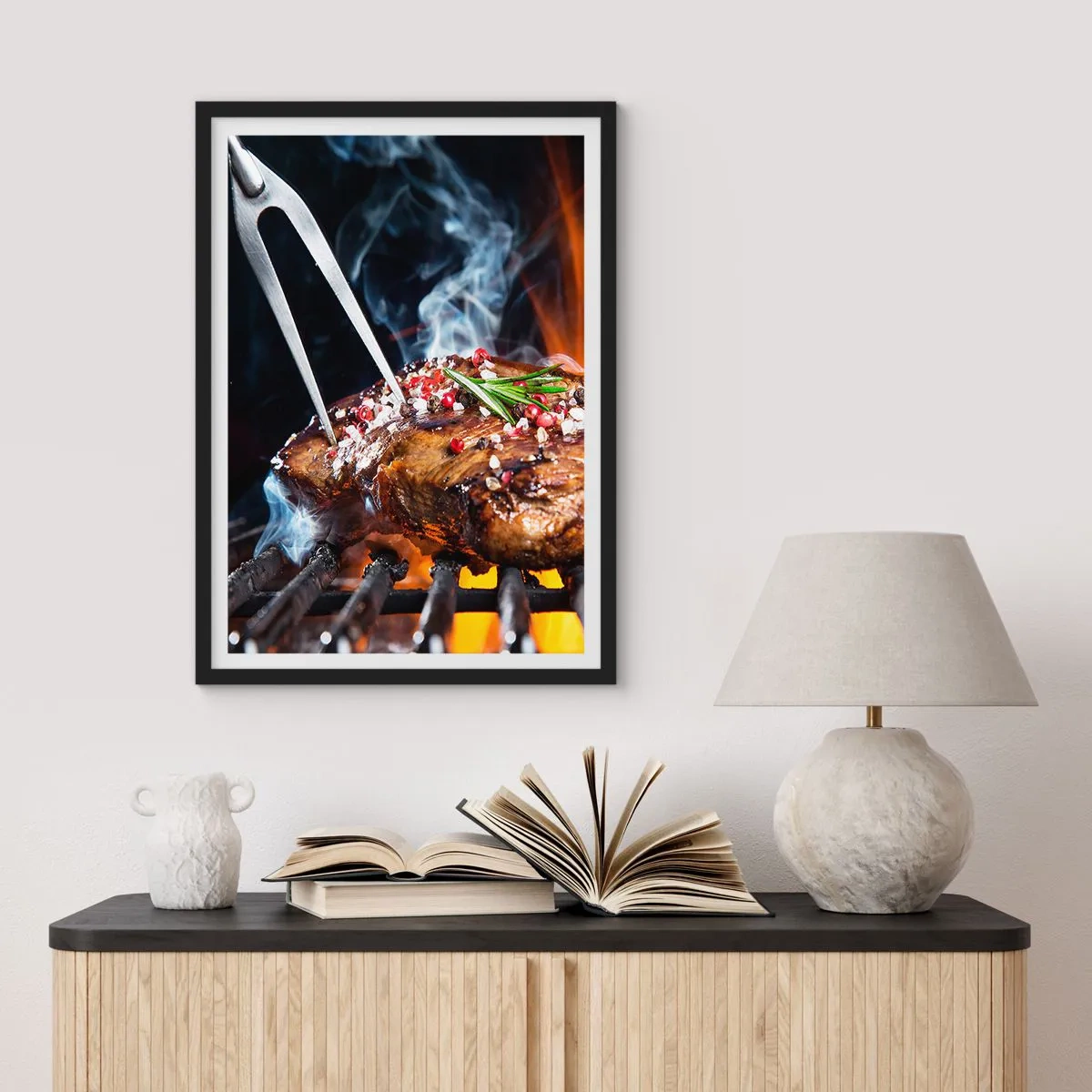 Poster in einem schwarzem Rahmen - Gegrilltes Steak mit Gewürzen - 50x70cm - Saftig und duftend - Moderne Wanddekoration für Wohnzimmer und Schlafzimmer ARTTOR