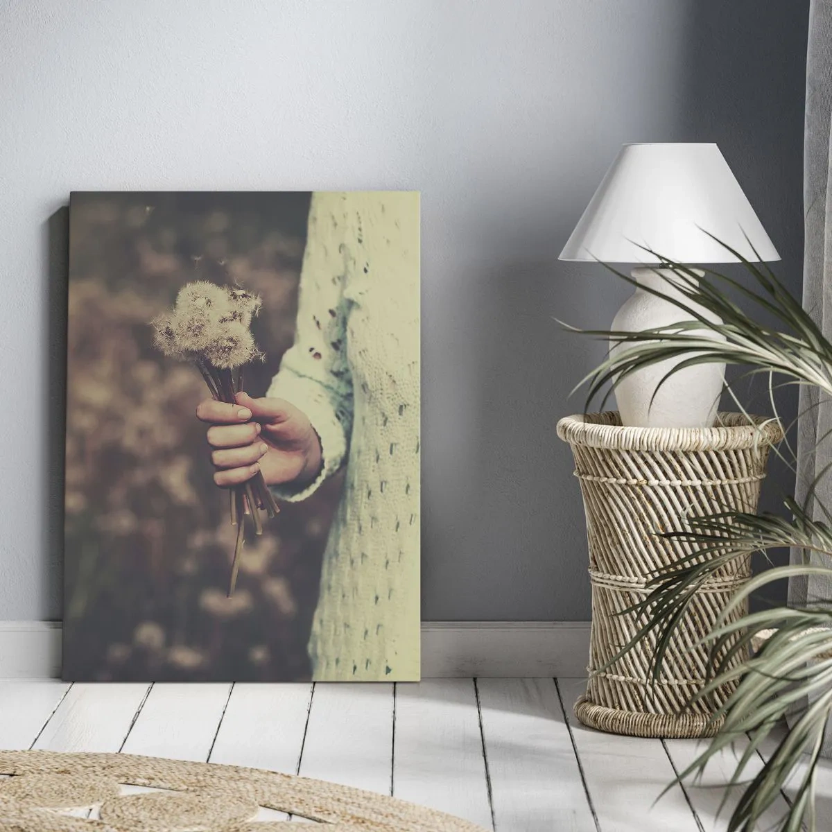 Bild auf Leinwand - Leinwandbild - Eine Hand hält Löwenzahn vor dem unscharfen Hintergrund eines Feldes voller Blumen. - 50x70cm - Bitte behalte sie - Moderne Wanddekoration für Wohnzimmer und Schlafzimmer ARTTOR