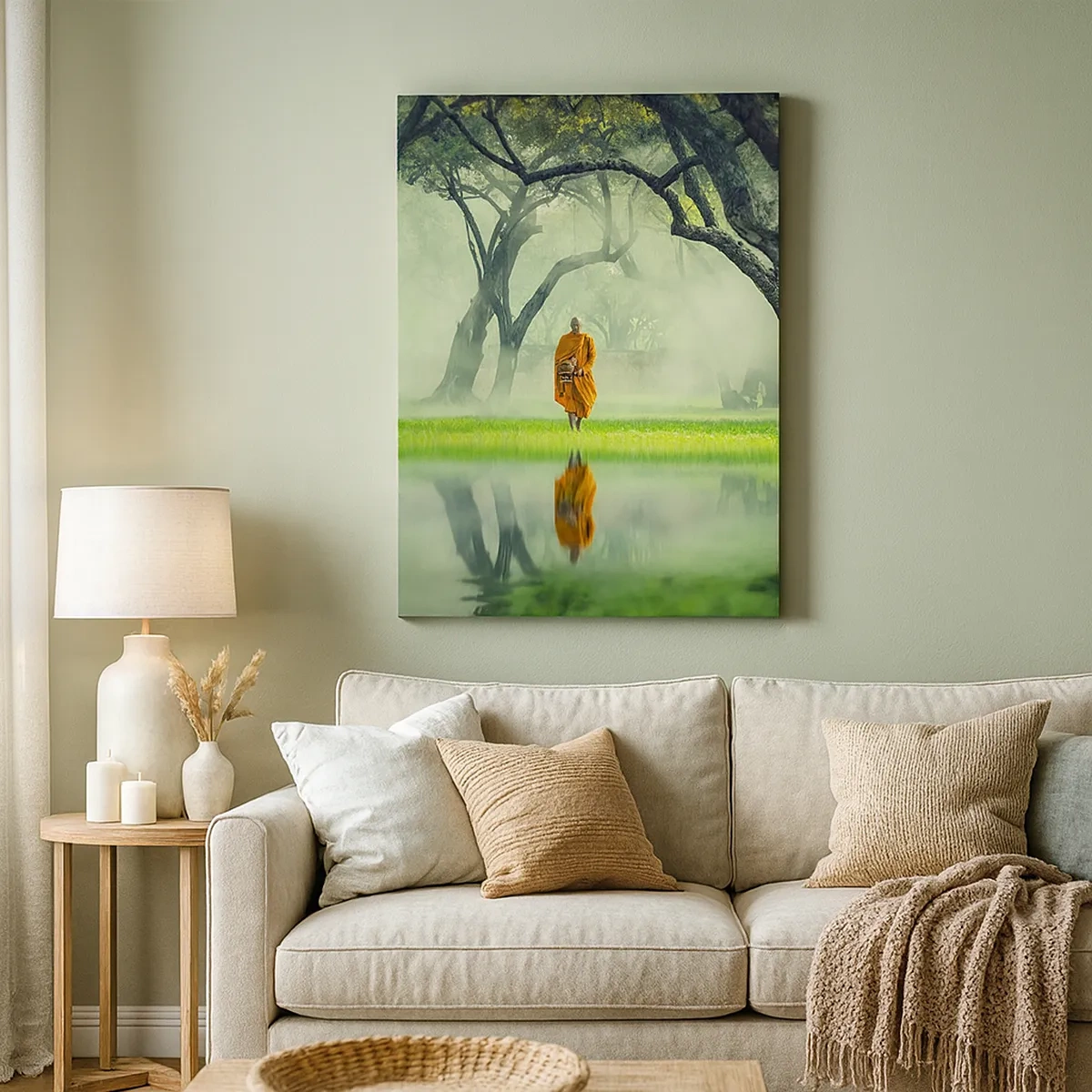 Bild auf Leinwand - Leinwandbild - Ein Mönch in einer orangefarbenen Robe in einem Wald mit nebligem Hintergrund und Spiegelung im Wasser. - 50x70cm - Auf dem Weg zur Erleuchtung - Moderne Wanddekoration für Wohnzimmer und Schlafzimmer ARTTOR