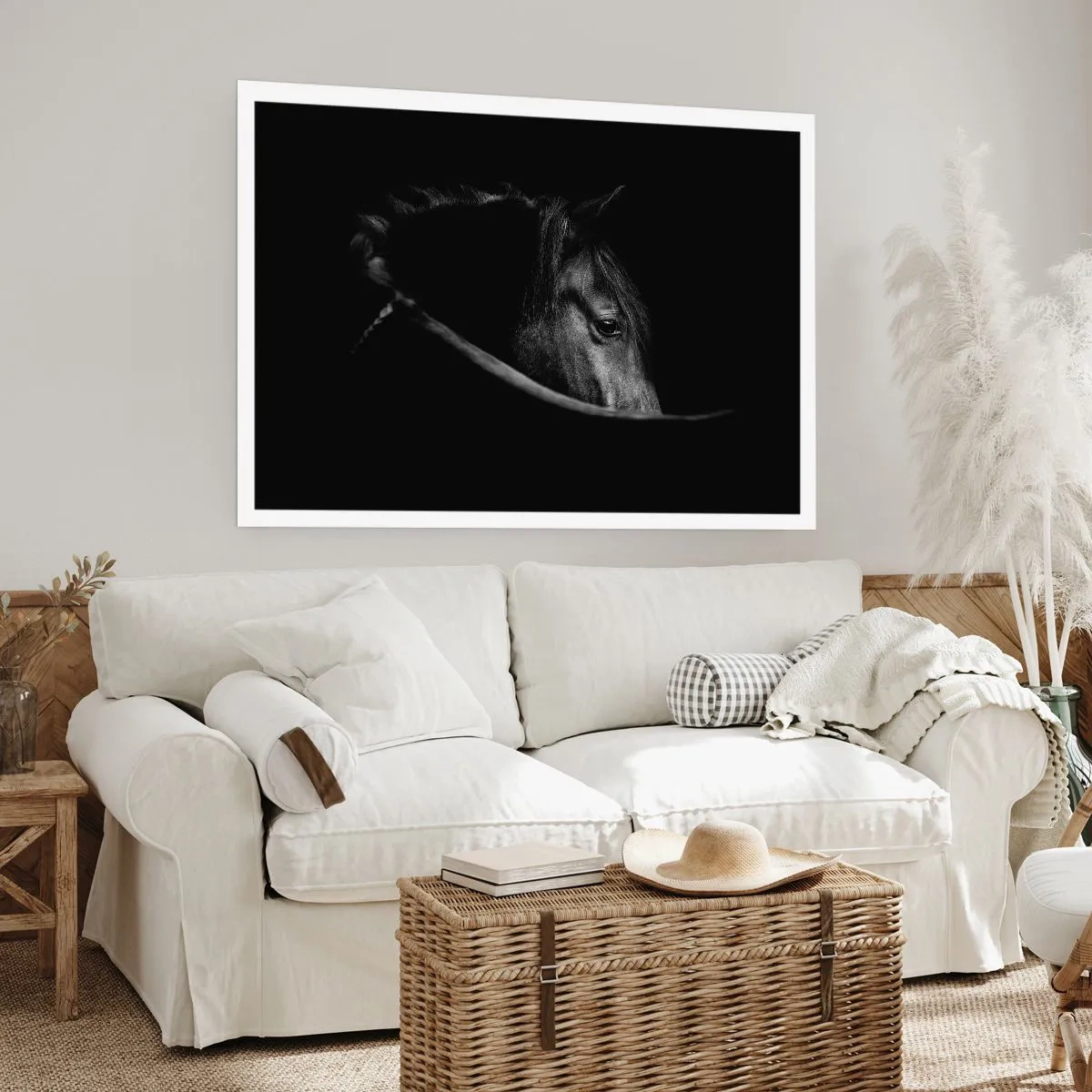 Poster - Ein Schwarz-Weiß-Porträt eines Pferdes mit einem subtilen Spiel aus Licht und Schatten vor dunklem Hintergrund. - 100x70cm - Schwarzer Prinz - Moderne Wanddekoration für Wohnzimmer und Schlafzimmer ARTTOR