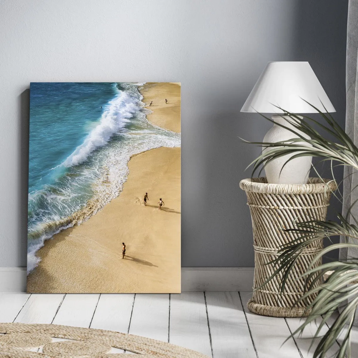 Bild auf Leinwand - Leinwandbild - Ein Strand mit türkisfarbenem Wasser und herumlaufenden Menschen - 50x70cm - Und dann die Sonne, der Strand… - Moderne Wanddekoration für Wohnzimmer und Schlafzimmer ARTTOR
