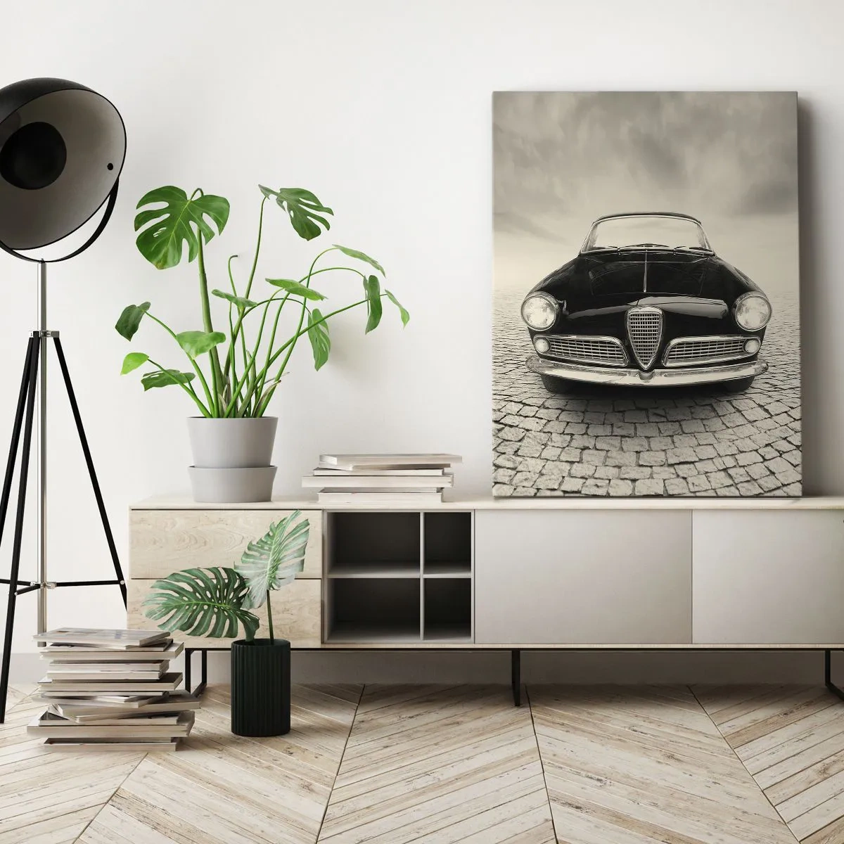 Bild auf Leinwand - Leinwandbild - Ein Oldtimer auf einem Kopfsteinpflasterplatz im monochromen Stil - 80x120cm - Man muss mich einfach lieben - Moderne Wanddekoration für Wohnzimmer und Schlafzimmer ARTTOR