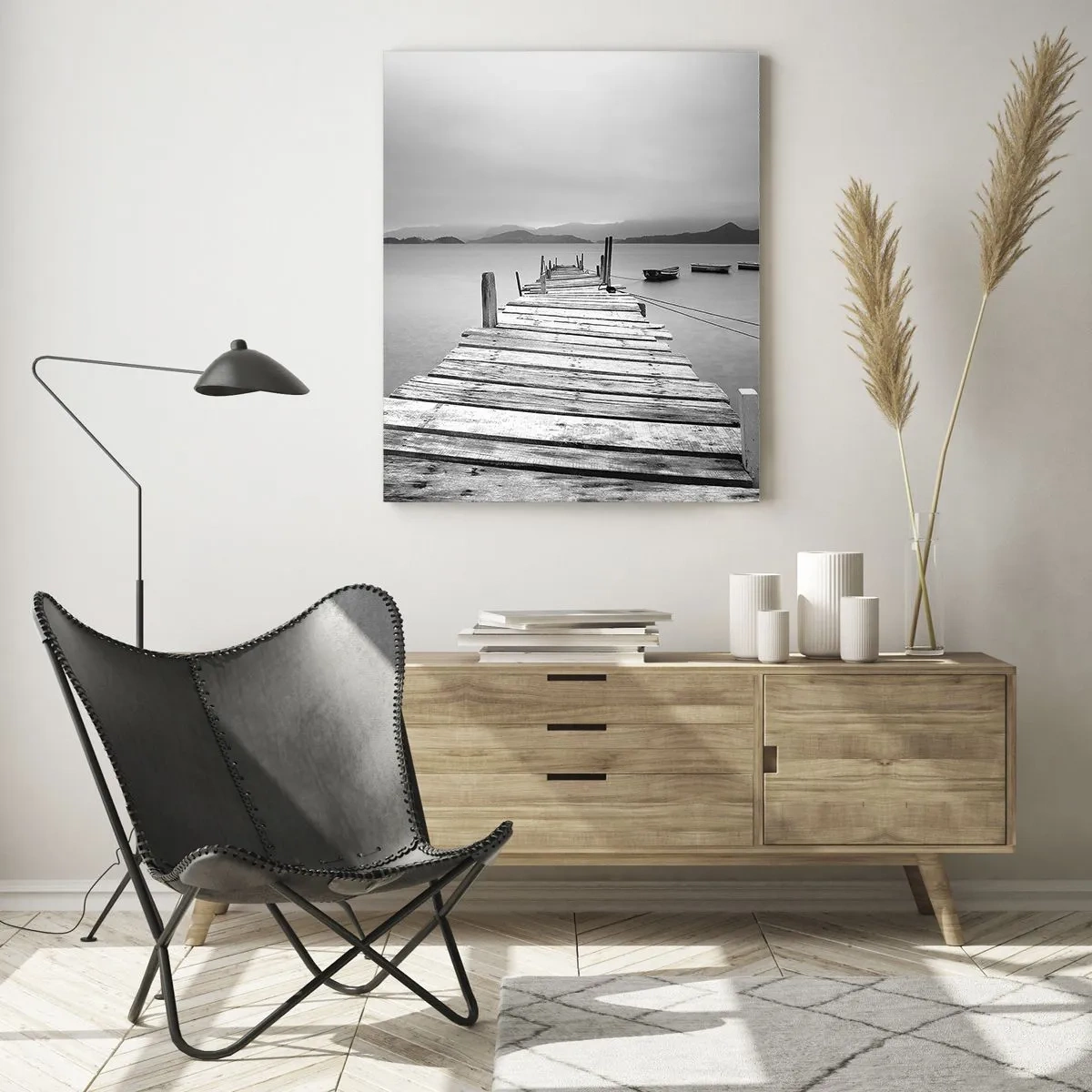 Glasbild - Bild auf glas - Holzsteg über einem ruhigen See in Schwarz und Weiß - 50x70cm - Hinter den Bergen, jenseits der Meere - Moderne Wanddekoration für Wohnzimmer und Schlafzimmer ARTTOR