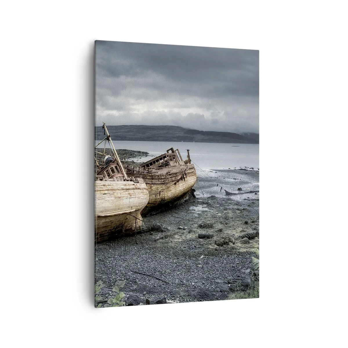 Bild auf Leinwand - Leinwandbild - Verlassene Boote am Ufer in einer regnerischen Szene - 70x100cm - „Als Zeichen würdevoller Härten“ - Moderne Wanddekoration für Wohnzimmer und Schlafzimmer ARTTOR
