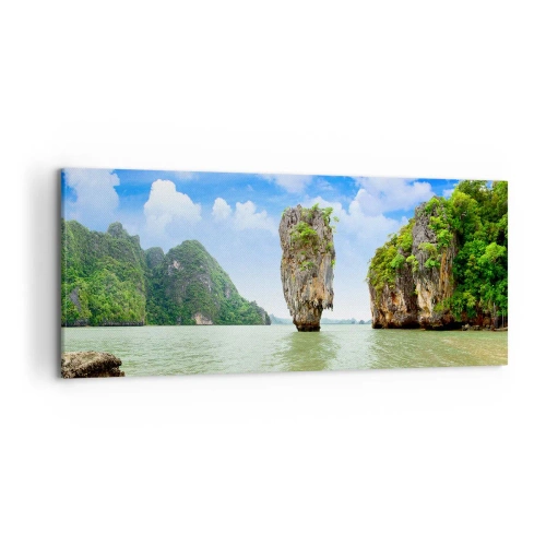 Bild auf Leinwand - Leinwandbild - Eine exotische Felsformation, umgeben von Wasser und Grün unter einem blauen Himmel. - 120x50cm - Felsige Wunder der Natur - Moderne Wanddekoration für Wohnzimmer und Schlafzimmer ARTTOR