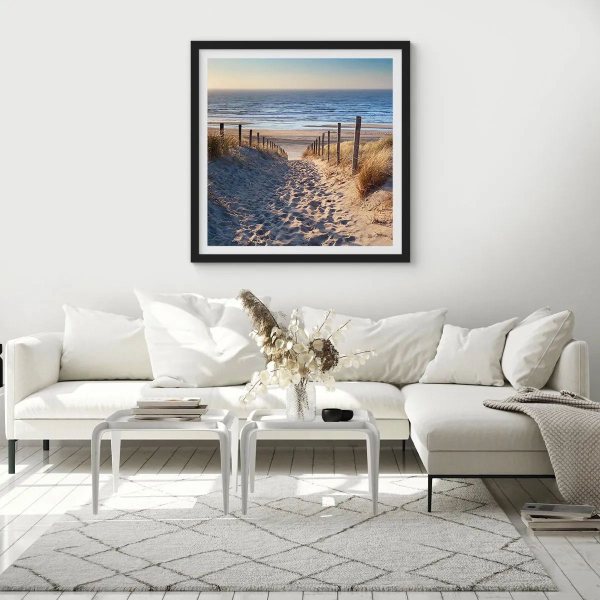 Poster in einem schwarzem Rahmen - Das Rauschen des Meeres, der Gesang der Vögel, ein wilder Strand im Gras ... - 30x30 cm