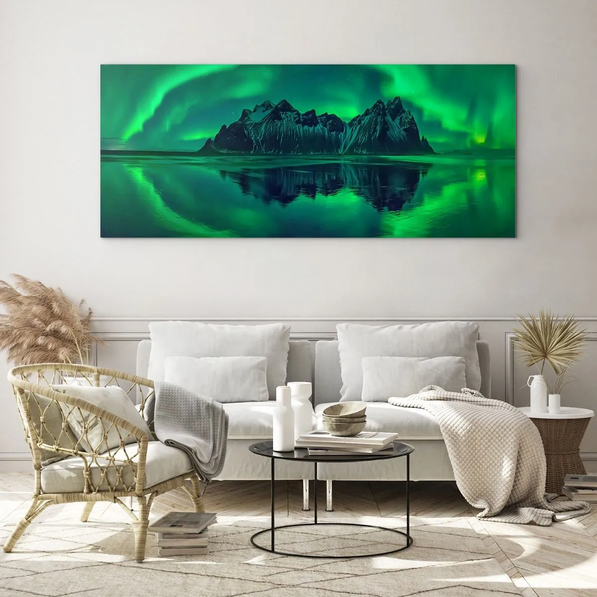 Glasbild - Bild auf glas - Berge, umgeben von Polarlichtern, die sich im Wasser spiegeln - 120x50cm - In den Armen der Aurora - Moderne Wanddekoration für Wohnzimmer und Schlafzimmer ARTTOR