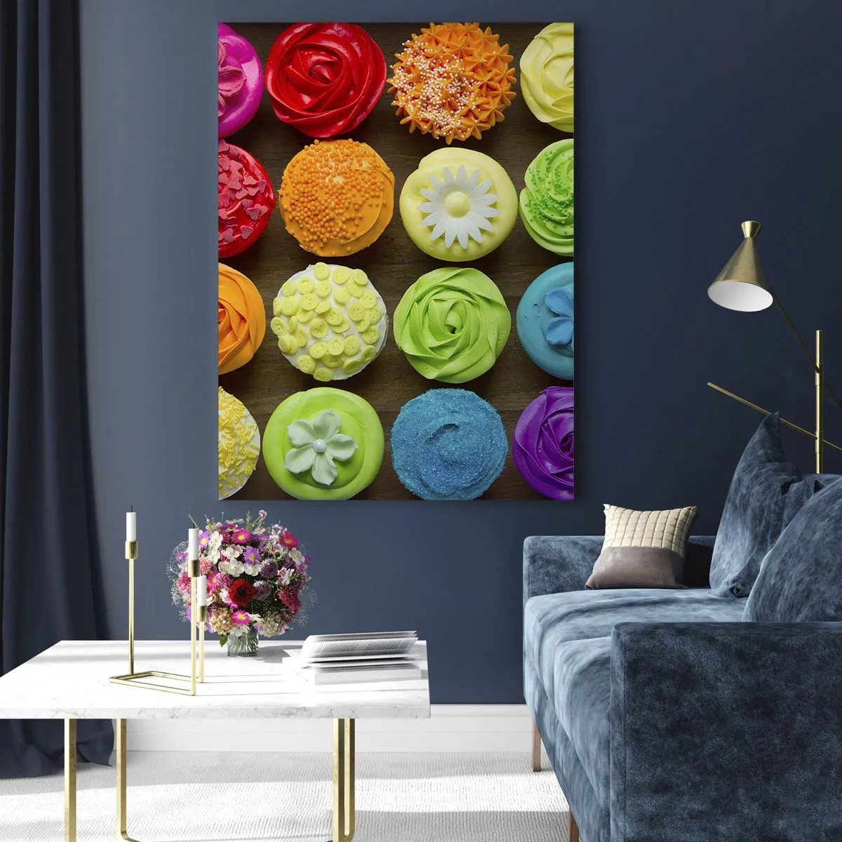 Glasbild - Bild auf glas - Bunte Cupcakes mit Dekorationen auf einem hölzernen Hintergrund - 50x70cm - Alles andere - alles lecker - Moderne Wanddekoration für Wohnzimmer und Schlafzimmer ARTTOR