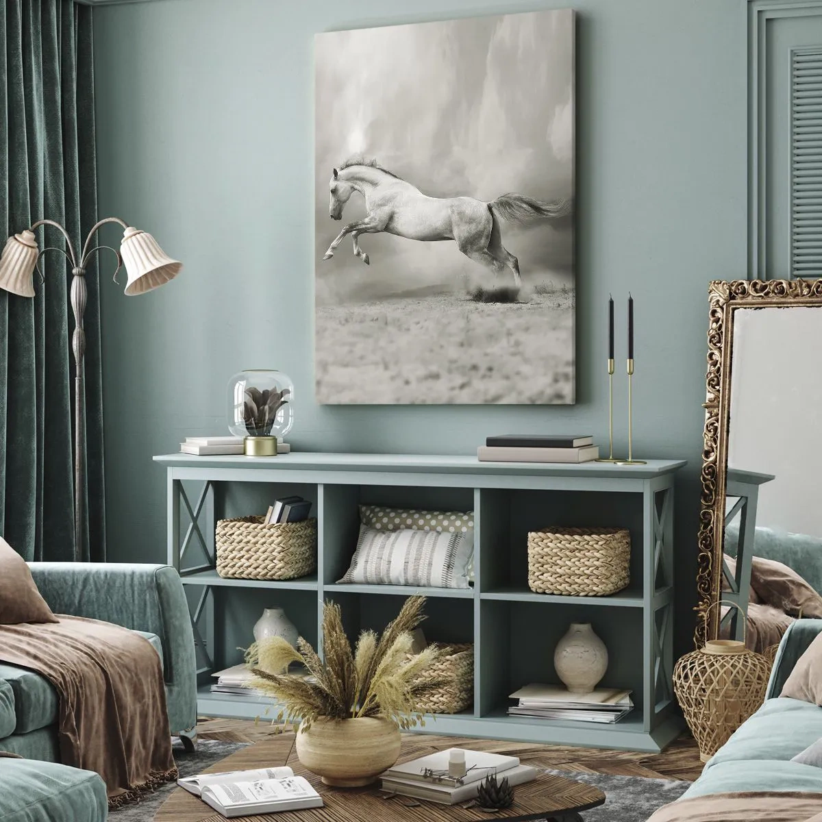 Bild auf Leinwand - Leinwandbild - Ein weißes Pferd in einem dynamischen Sprung vor dem Hintergrund nebliger Wolken. - 50x70cm - Zwischen Aufwachen und Schlafen - Moderne Wanddekoration für Wohnzimmer und Schlafzimmer ARTTOR