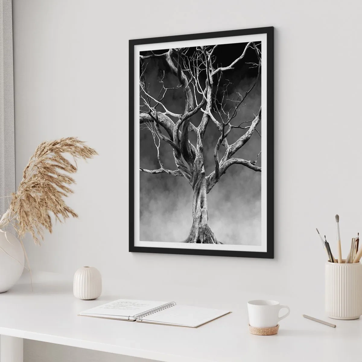 Poster in einem schwarzem Rahmen - Schwarz-Weiß-Bild eines Baumes vor einem Nebelhintergrund - 50x70cm - Ursprünglich und heilig - Moderne Wanddekoration für Wohnzimmer und Schlafzimmer ARTTOR