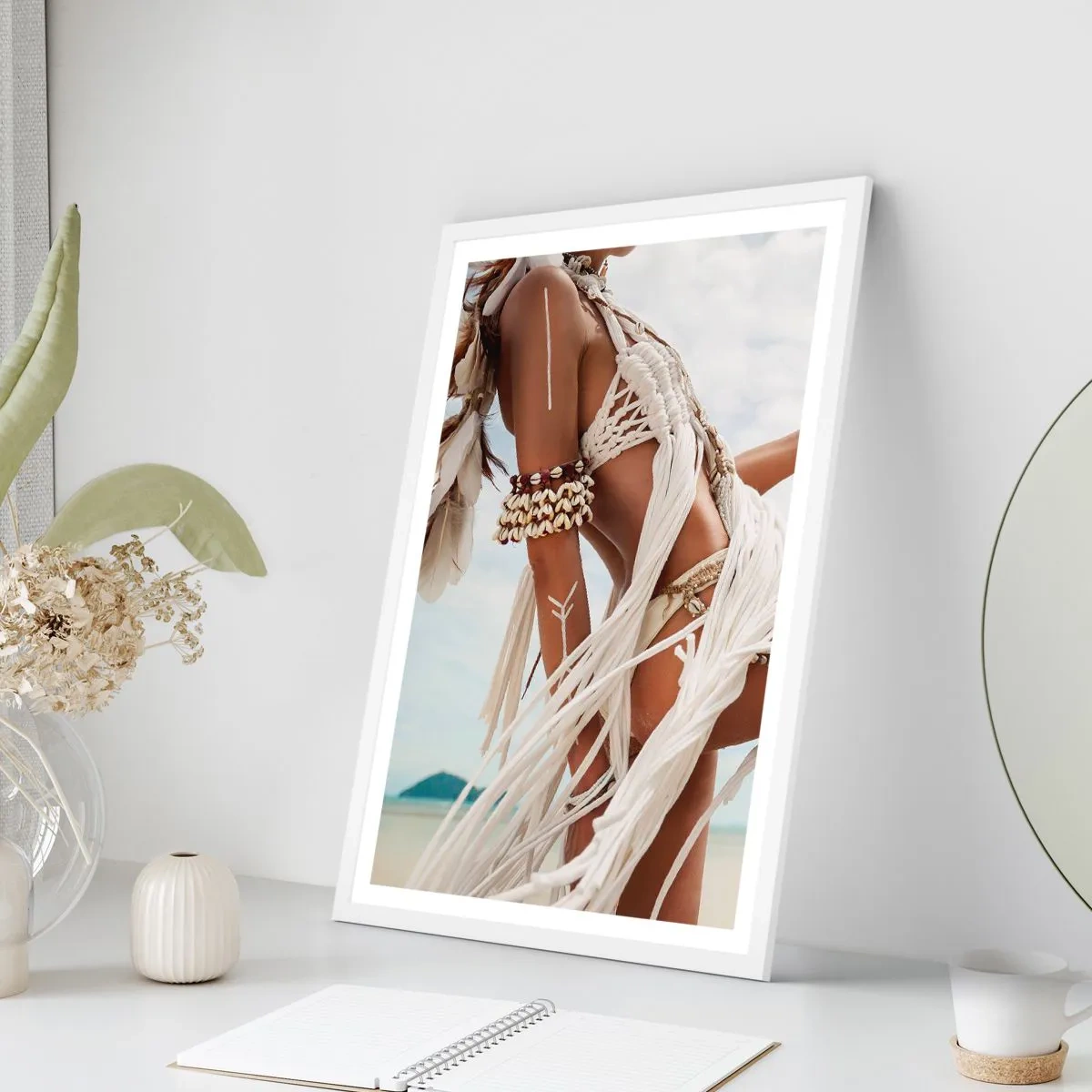 Poster in einem weißen Rahmen - Eine Priesterin der Sonne - 50x70 cm