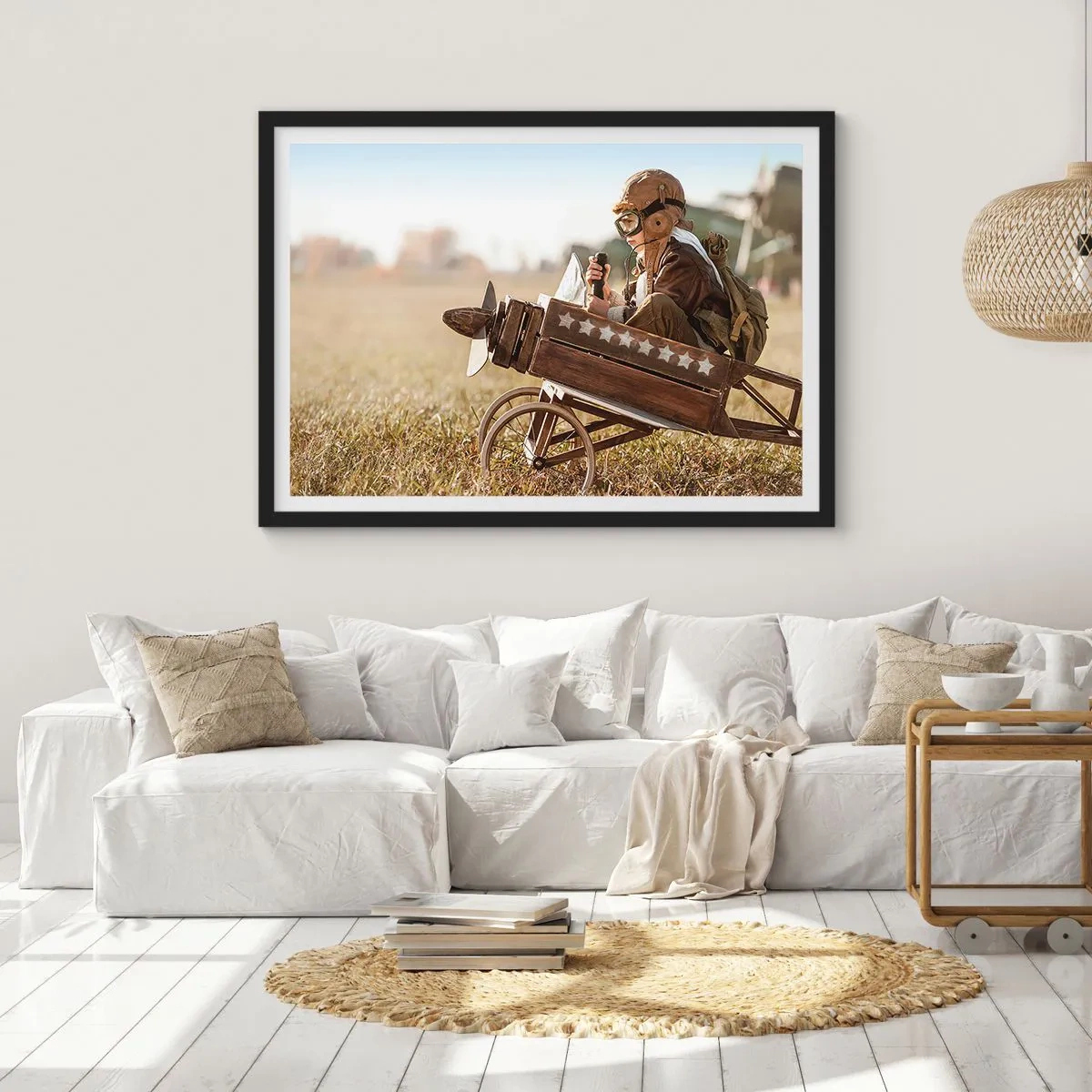 Poster in einem schwarzem Rahmen - Ein Kind in einem Spielzeugflugzeug mit einem Feld im Hintergrund - 70x50cm - Start in Richtung eines Traums - Moderne Wanddekoration für Wohnzimmer und Schlafzimmer ARTTOR