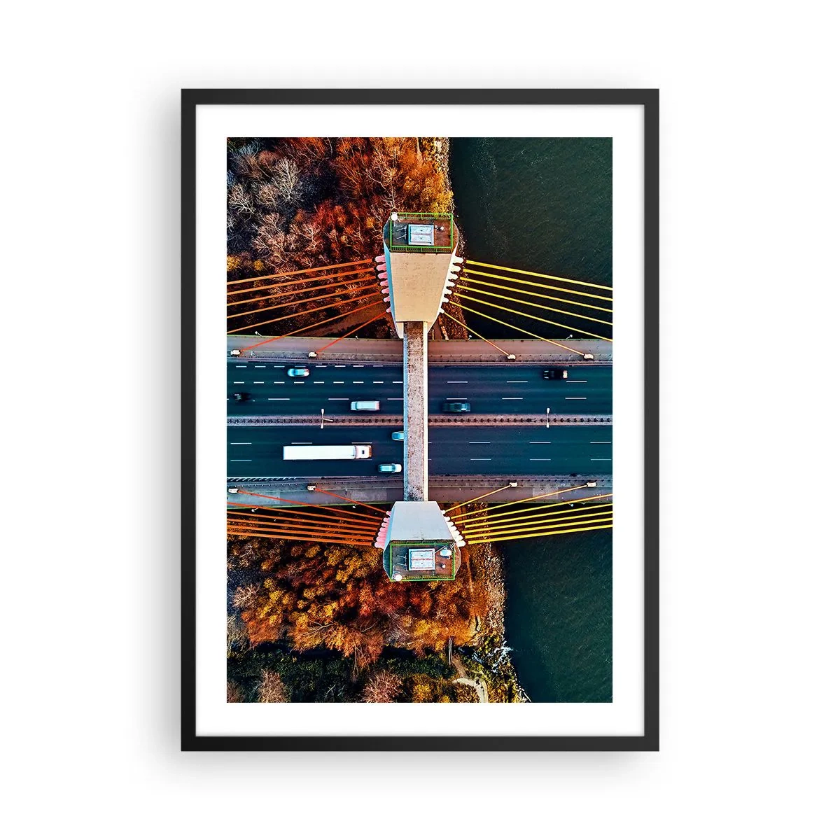 Poster in einem schwarzem Rahmen - Draufsicht auf eine moderne Brücke mit Autos und gelben Seilen - 50x70cm - Jenseits der Gewässer, jenseits der Wälder - Moderne Wanddekoration für Wohnzimmer und Schlafzimmer ARTTOR