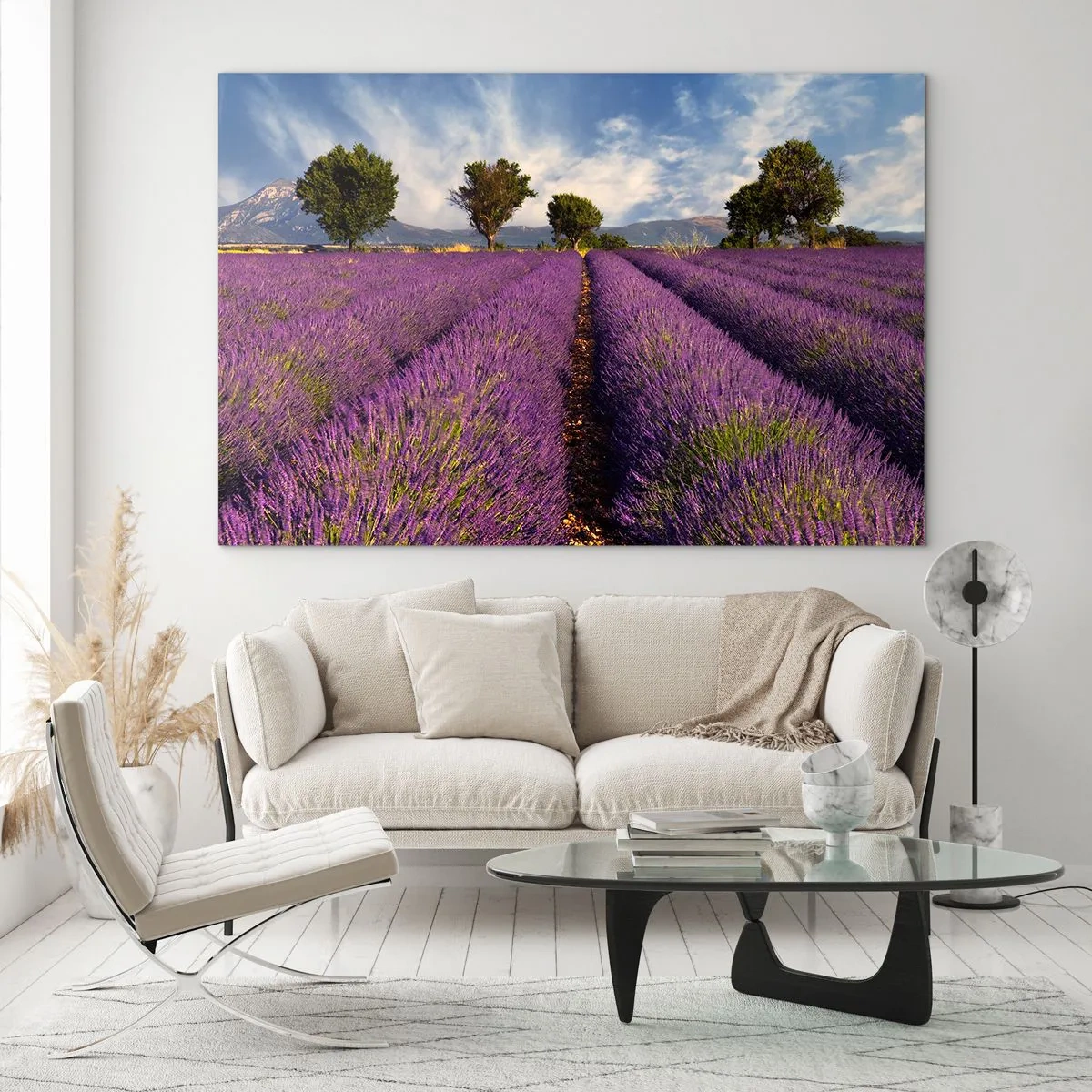 Glasbild - Bild auf glas - Ein Lavendelfeld mit Bäumen und einer Bergkulisse - 100x70cm - Lavendelfelder - Moderne Wanddekoration für Wohnzimmer und Schlafzimmer ARTTOR