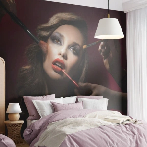 Fototapete Premium Sand - Eine geschminkte Frau, umgeben von Make-up-Pinseln - 100x70cm - Verträumt schön - Moderne Wanddekoration für Wohnzimmer und Schlafzimmer ARTTOR