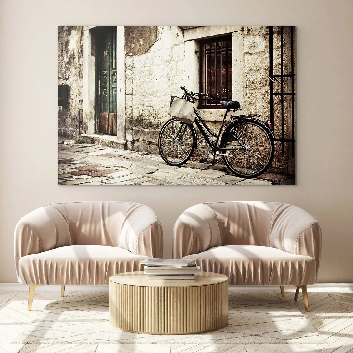 Glasbild - Bild auf glas - Ein schwarz-weißes Fahrrad lehnt an einem alten Mietshaus - 120x80cm - Zurück in die Vergangenheit - Moderne Wanddekoration für Wohnzimmer und Schlafzimmer ARTTOR