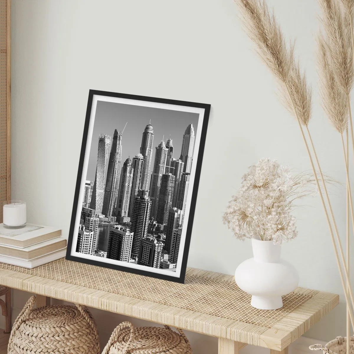 Poster in einem schwarzem Rahmen - Panorama der Stadt mit modernen Wolkenkratzern - 50x70cm - Stadt in der Wüste - Moderne Wanddekoration für Wohnzimmer und Schlafzimmer ARTTOR