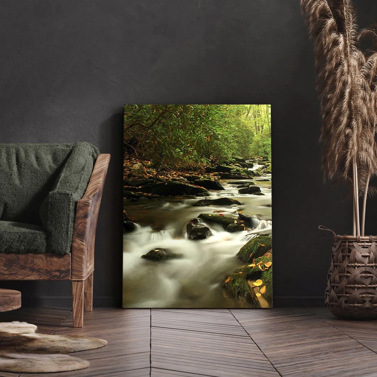 Bild auf Leinwand - Leinwandbild - Ein Waldbach, der zwischen Steinen fließt, umgeben von Grün - 80x120cm - Wie flüssiges Silber - Moderne Wanddekoration für Wohnzimmer und Schlafzimmer ARTTOR