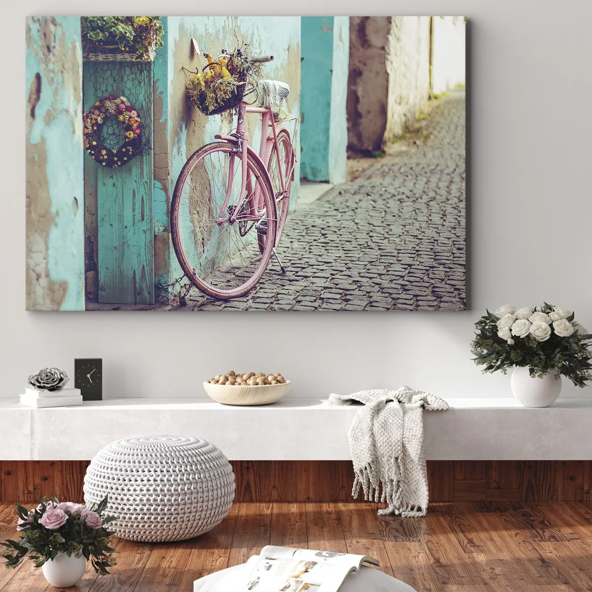 Bild auf Leinwand - Leinwandbild - Ein rosa Fahrrad neben einer türkisfarbenen Tür - 120x80cm - Ich komme gleich wieder - Moderne Wanddekoration für Wohnzimmer und Schlafzimmer ARTTOR