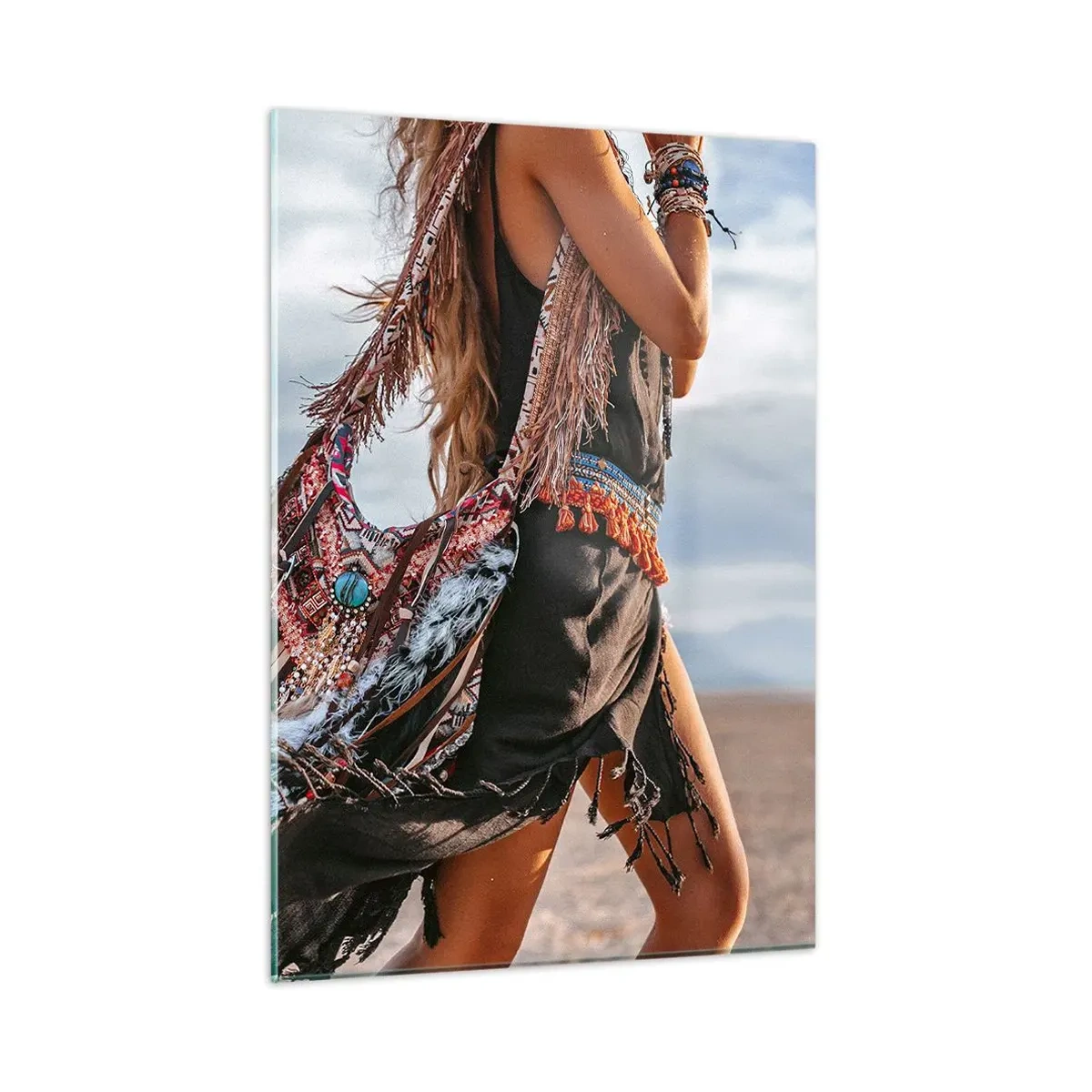 Glasbild - Bild auf glas - Frau im Boho-Stil mit Federn und Dekorationen vor einem Wüstenhintergrund - 50x70cm - Das Mädchen des Schamanen - Moderne Wanddekoration für Wohnzimmer und Schlafzimmer ARTTOR