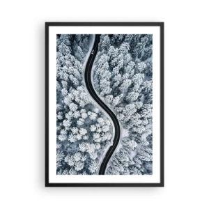 Poster in einem schwarzem Rahmen - Eine malerische Straße zwischen schneebedeckten Bäumen aus der Vogelperspektive - 50x70cm - Durch den Winterwald - Moderne Wanddekoration für Wohnzimmer und Schlafzimmer ARTTOR