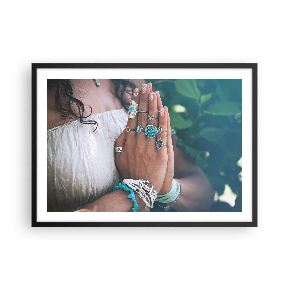 Poster in einem schwarzem Rahmen - Mit Boho-Schmuck verzierte Hände - 70x50cm - Willkommen im Zentrum des Seins - Moderne Wanddekoration für Wohnzimmer und Schlafzimmer ARTTOR