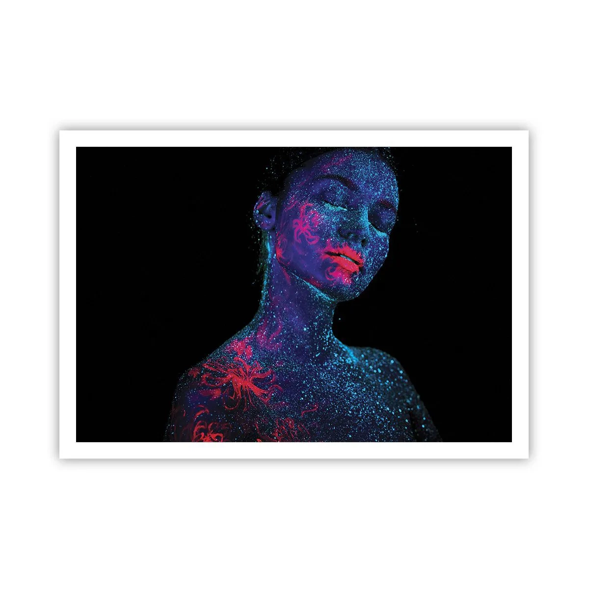 Poster - Porträt einer Frau in Neonfarben auf schwarzem Hintergrund - 100x70cm - Im Sternenstaub - Moderne Wanddekoration für Wohnzimmer und Schlafzimmer ARTTOR