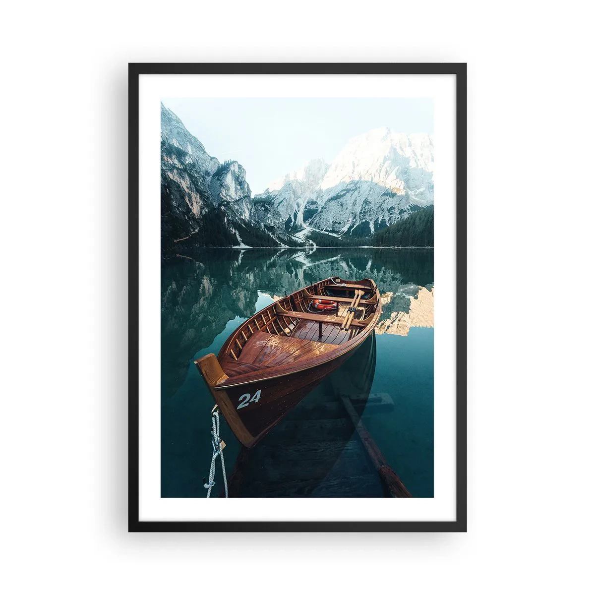 Poster in einem schwarzem Rahmen - Ein Holzboot auf einem ruhigen See, umgeben von Bergen - 50x70cm - Wie auf Glas gemalt - Moderne Wanddekoration für Wohnzimmer und Schlafzimmer ARTTOR