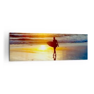 Bild auf Leinwand - Leinwandbild - Ein Surfer geht bei Sonnenuntergang mit einem Brett in der Hand am Strand spazieren. - 160x50cm - Die Rückkehr des Kriegers - Moderne Wanddekoration für Wohnzimmer und Schlafzimmer ARTTOR