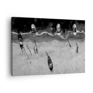 Bild auf Leinwand - Leinwandbild - Schwarz-Weiß-Luftaufnahme von Booten am Strand - 70x50cm - Immer noch am Ufer… - Moderne Wanddekoration für Wohnzimmer und Schlafzimmer ARTTOR