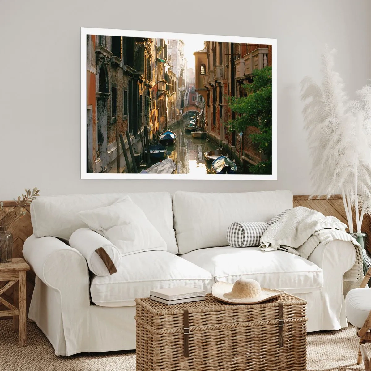 Poster - Ein malerischer Kanal in Venedig mit Booten und einer Brücke - 100x70cm - In einer venezianischen Gasse - Moderne Wanddekoration für Wohnzimmer und Schlafzimmer ARTTOR