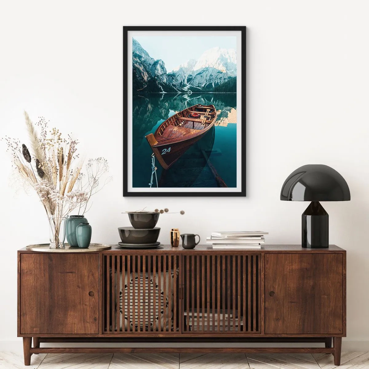 Poster in einem schwarzem Rahmen - Ein Holzboot auf einem ruhigen See, umgeben von Bergen - 50x70cm - Wie auf Glas gemalt - Moderne Wanddekoration für Wohnzimmer und Schlafzimmer ARTTOR
