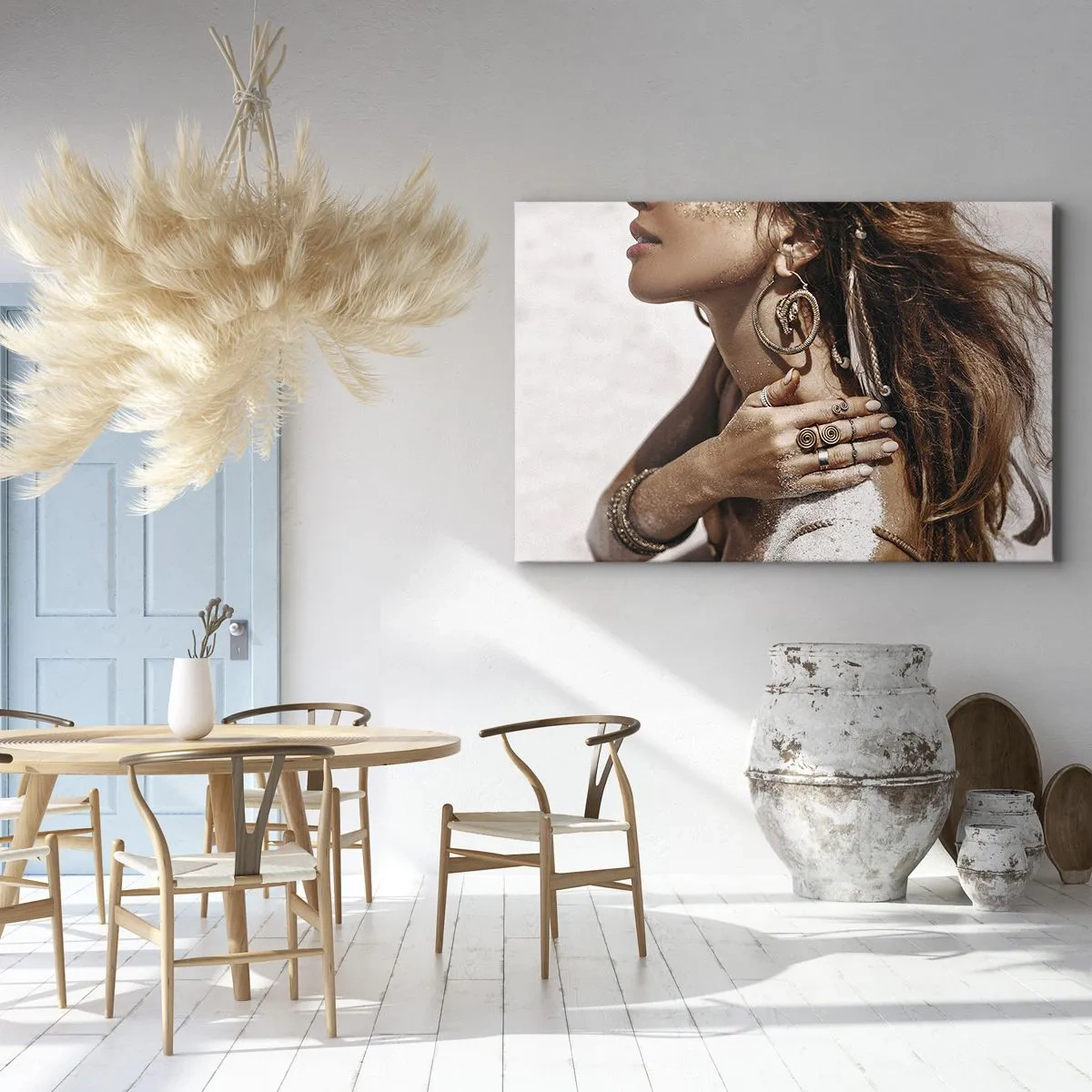 Bild auf Leinwand - Leinwandbild - Stilvolle Frau mit Schmuck vor hellem Sandhintergrund - 70x50cm - Königin des wilden Strandes - Moderne Wanddekoration für Wohnzimmer und Schlafzimmer ARTTOR
