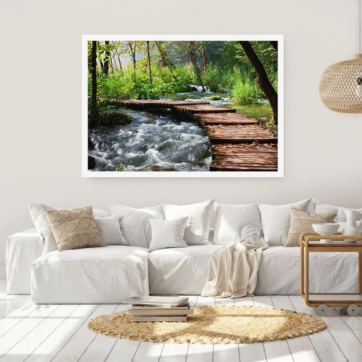 Poster - Eine Holzbrücke über einen rauschenden Bach, umgeben vom Grün des Waldes. - 100x70cm - Über der schaumigen Kaskade - Moderne Wanddekoration für Wohnzimmer und Schlafzimmer ARTTOR