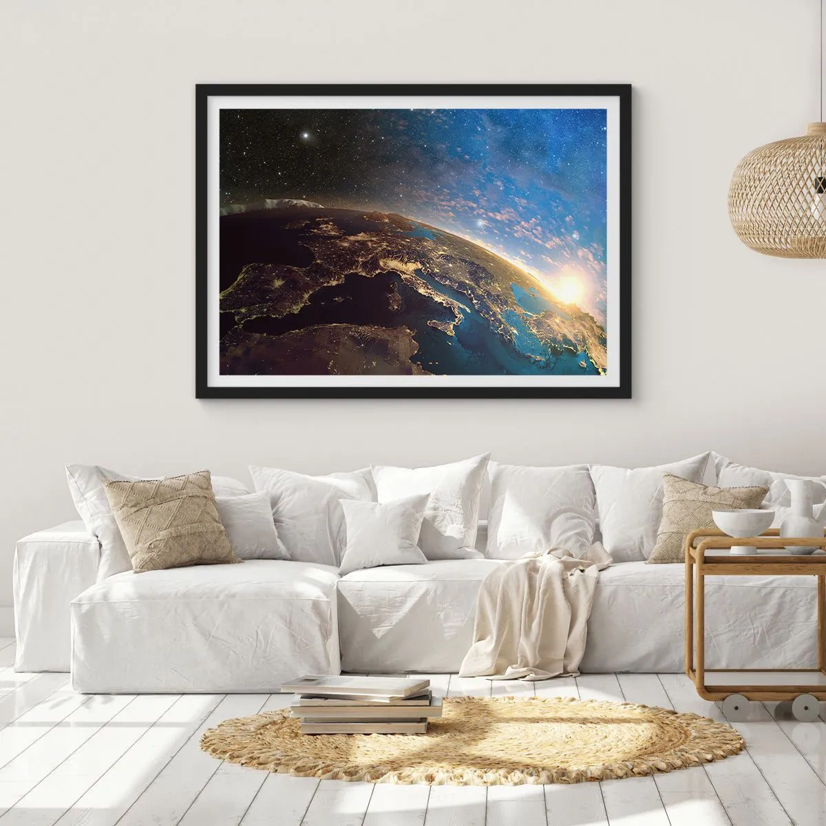 Poster in einem schwarzem Rahmen - Blick auf die Erde aus dem Weltraum bei Sonnenaufgang - 70x50cm - Schauen wir uns aus der Ferne an - Moderne Wanddekoration für Wohnzimmer und Schlafzimmer ARTTOR