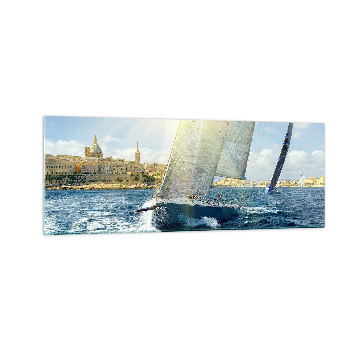 Glasbild - Bild auf glas - Yachtrennen vor der Kulisse einer sonnigen Küste - 140x50cm - Es ist Zeit die Stadt zu verlassen - Moderne Wanddekoration für Wohnzimmer und Schlafzimmer ARTTOR
