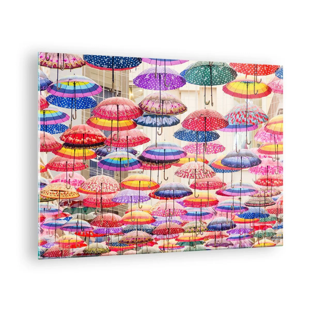 Glasbild - Bild auf glas - Ein Foto von bunten Regenschirmen, die in der Luft hängen. - 70x50cm - Stadtwiese - Moderne Wanddekoration für Wohnzimmer und Schlafzimmer ARTTOR