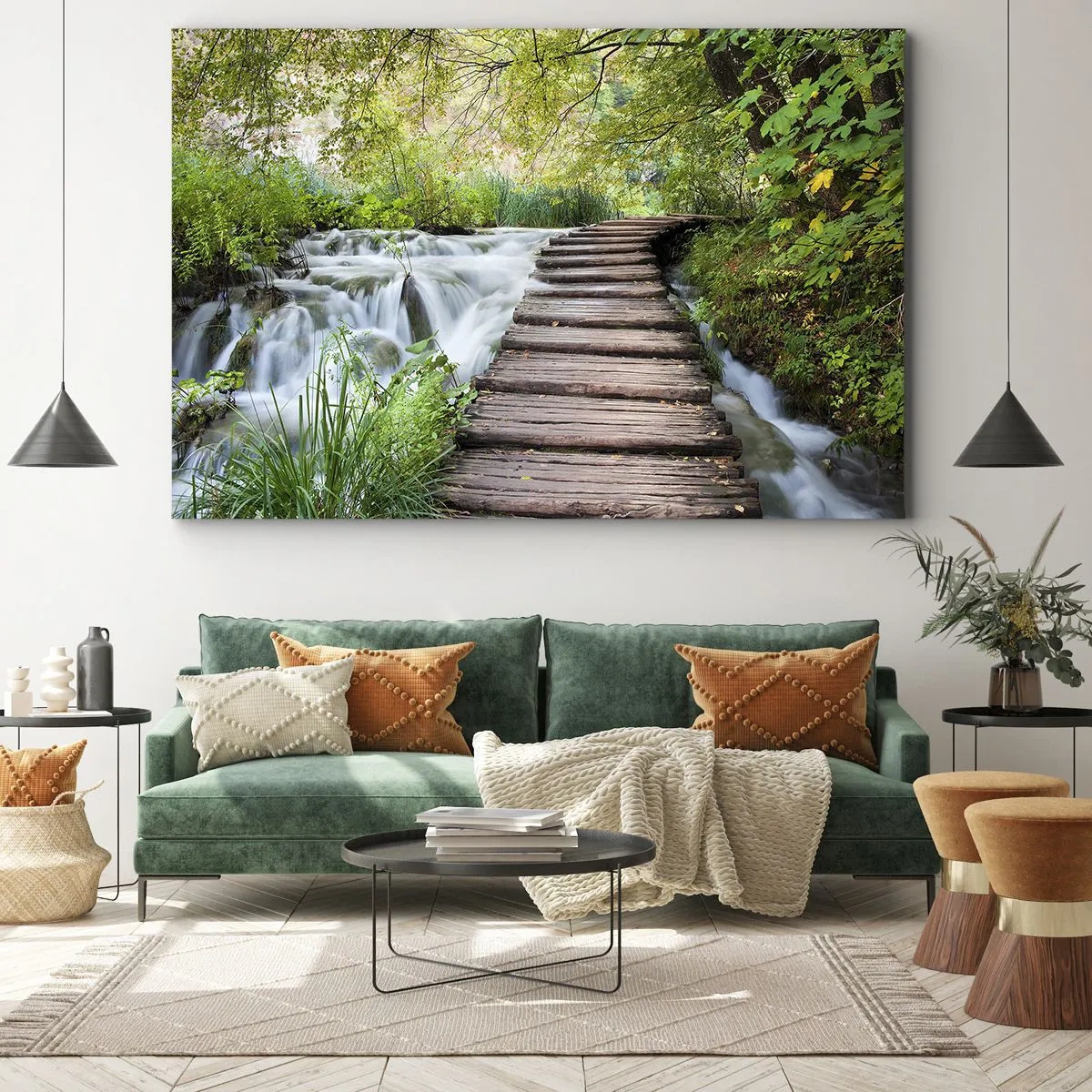 Bild auf Leinwand - Leinwandbild - Eine Holzbrücke über einen Wasserfall, umgeben von üppigem grünen Wald. - 120x80cm - Das Wasser ist überhaupt nicht ruhig - Moderne Wanddekoration für Wohnzimmer und Schlafzimmer ARTTOR