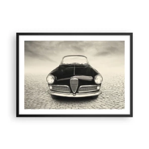 Poster in einem schwarzem Rahmen - Ein Oldtimer auf einem Kopfsteinpflasterplatz im monochromen Stil - 70x50cm - Man muss mich einfach lieben - Moderne Wanddekoration für Wohnzimmer und Schlafzimmer ARTTOR