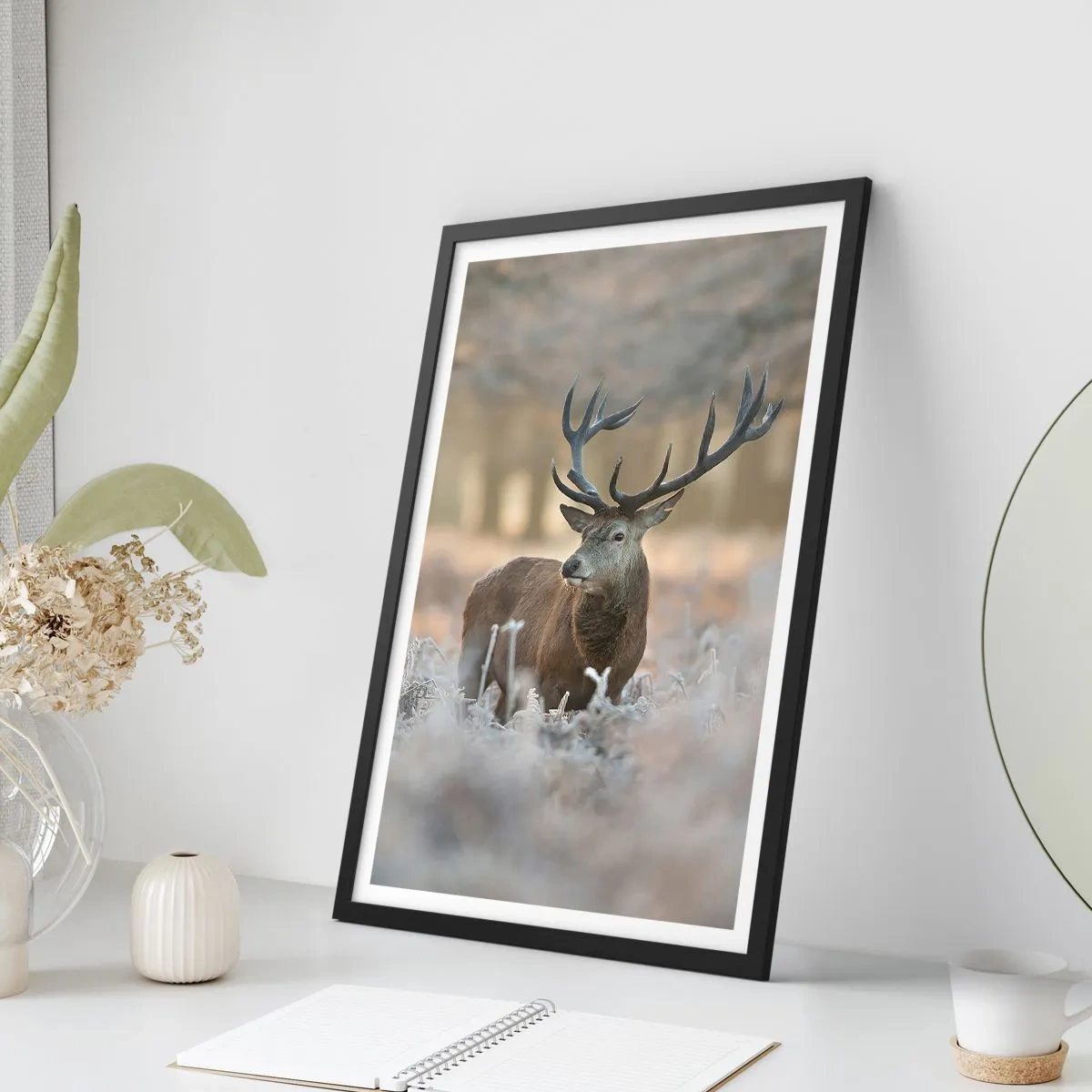 Poster in einem schwarzem Rahmen - Ein stattlicher Hirsch in einer winterlichen Waldkulisse - 50x70cm - Ein flotter Morgen - Moderne Wanddekoration für Wohnzimmer und Schlafzimmer ARTTOR