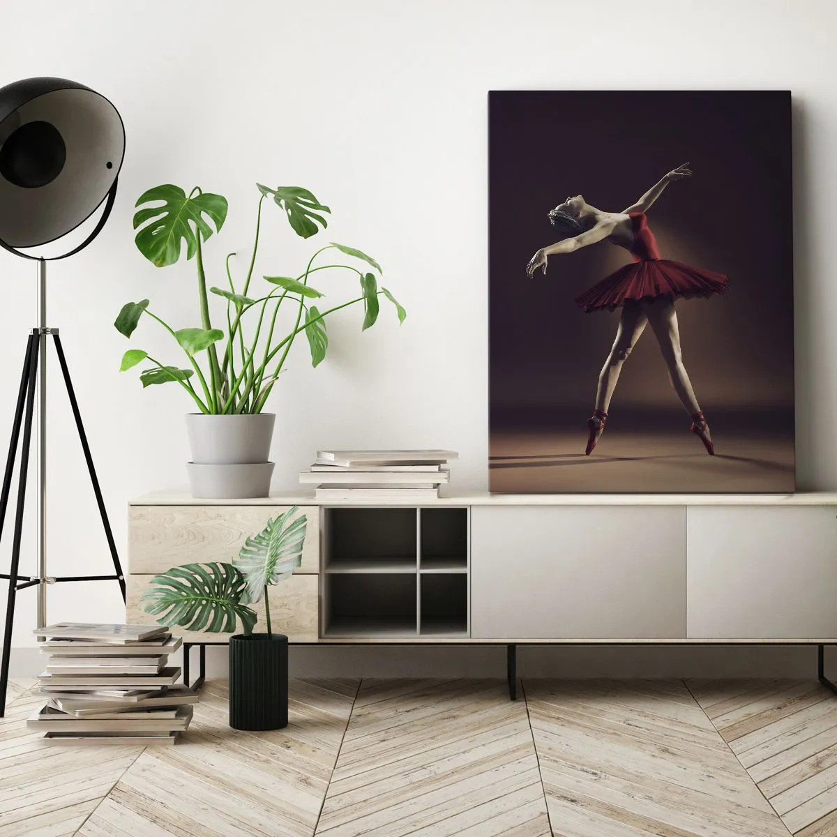 Bild auf Leinwand - Leinwandbild - Eine Balletttänzerin in einem roten Kleid vor dem Hintergrund einer Bühne - 80x120cm - Eine Primaballerina - Moderne Wanddekoration für Wohnzimmer und Schlafzimmer ARTTOR