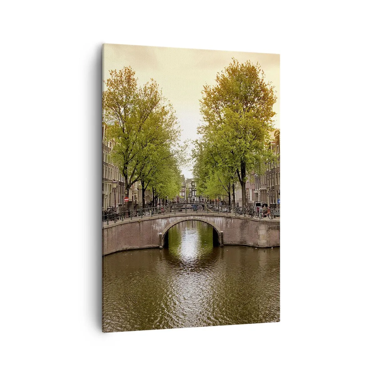 Bild auf Leinwand - Leinwandbild - Ein Kanal in Amsterdam, umgeben von historischen Mietshäusern - 70x100cm - Mit dem Boot oder mit dem Fahrrad? - Moderne Wanddekoration für Wohnzimmer und Schlafzimmer ARTTOR