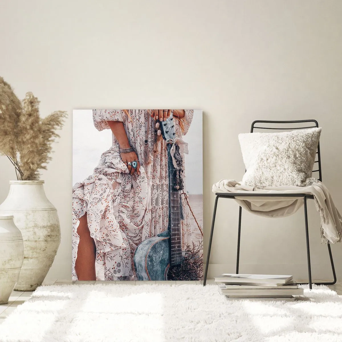 Glasbild - Bild auf glas - Frau im Boho-Stil mit Gitarre am leeren Strand - 50x70cm - Kinderblumen auf dem Weg - Moderne Wanddekoration für Wohnzimmer und Schlafzimmer ARTTOR