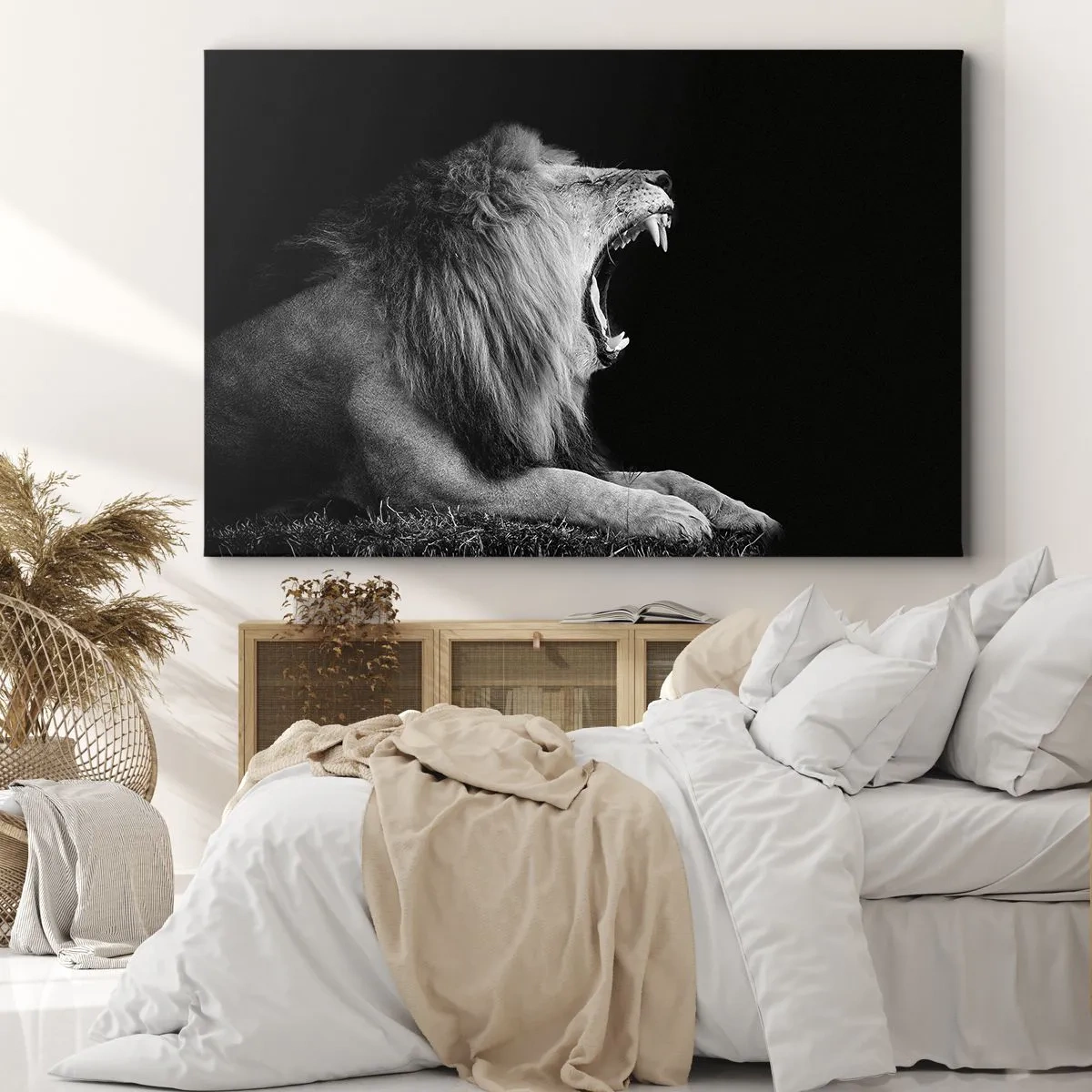 Bild auf Leinwand - Leinwandbild - Ein brüllender Löwe auf schwarzem Hintergrund in Schwarz-Weiß-Tönen - 70x50cm - Ohne Zweifel - Moderne Wanddekoration für Wohnzimmer und Schlafzimmer ARTTOR