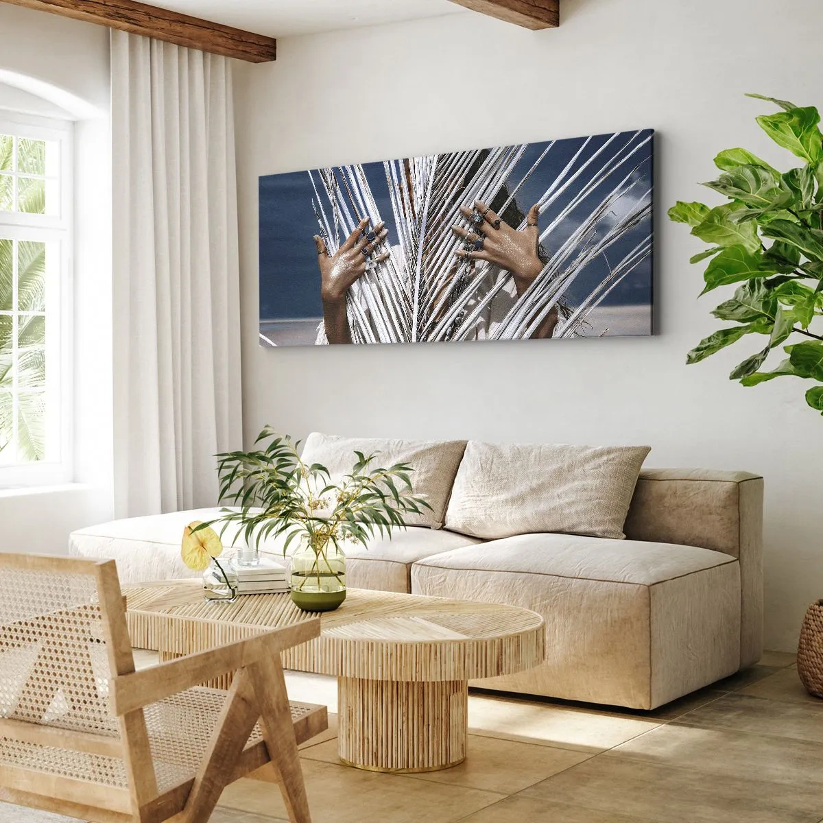 Bild auf Leinwand - Leinwandbild - Eine Frau, versteckt hinter Palmblättern, mit Ringen an den Händen. - 120x50cm - Das Mädchen des Schamanen? - Moderne Wanddekoration für Wohnzimmer und Schlafzimmer ARTTOR